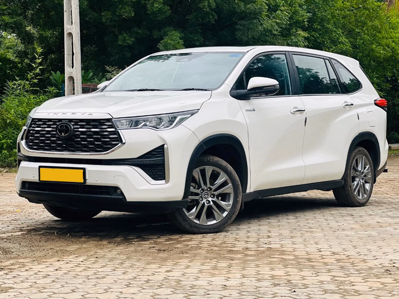 Toyota Innova Hycross